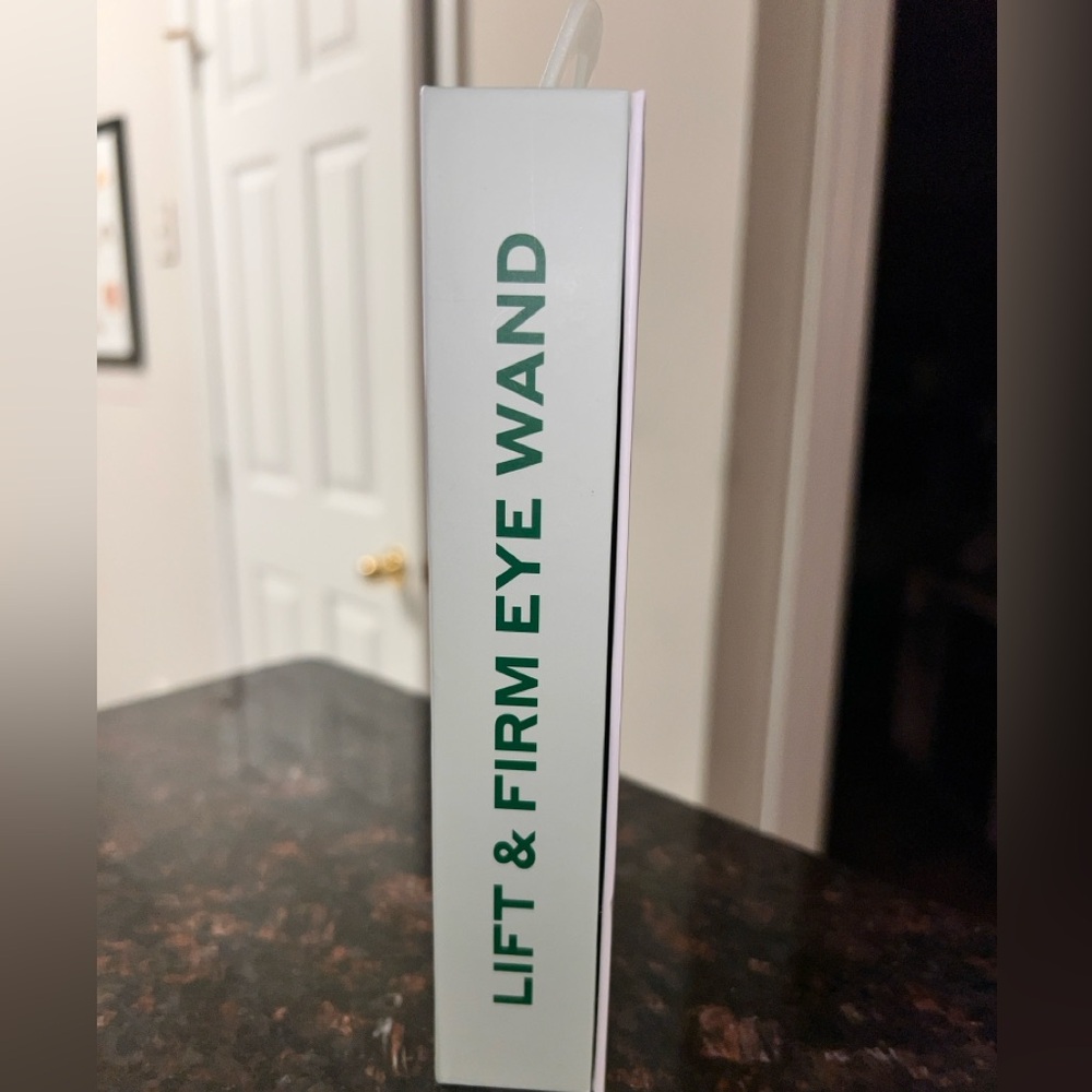 Mario Badescu Lift & Firm Eye Wand – Mint Green and White - Picture 5 of 7